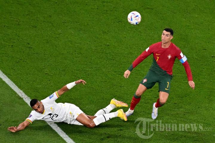 Bek Ghana Alexander Djiku jatuh di samping penyerang Portugal Cristiano Ronaldo selama pertandingan sepak bola Grup H Piala Dunia 2022 Qatar antara Portugal dan Ghana di Stadion 974 di Doha pada 24 November 2022.