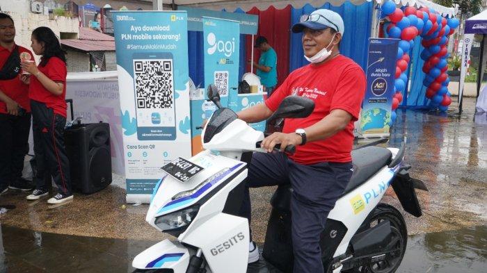 ELECTRIFYING LIFESTYLE: Warga turut meramaikan Hari Konsumen Nasional di Lapangan Merdeka Kota Ambon pada hari Sabtu (10/9) lalu dengan menggaungkan electrifying lifestyle atau gaya hidup baru serba listrik.