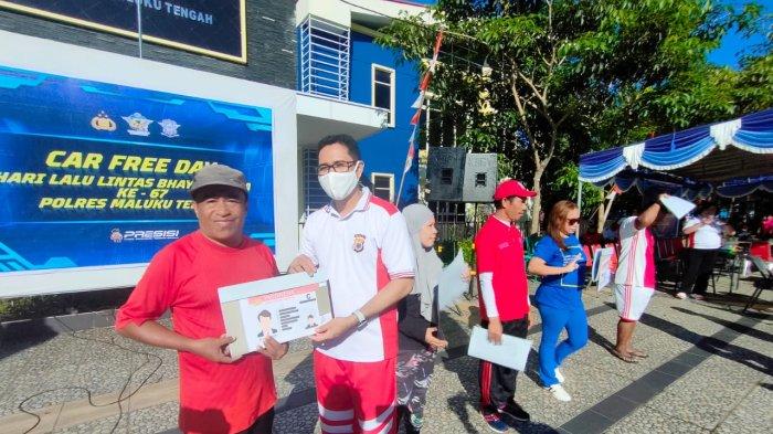 MASOHI: Penyerahan Simbolis SIM Gratis Oleh Kapolres Maluku Tengah kepada warga yang beruntung di Momen HUT Lalu Lintas Bhayangkara di Kota Masohi, Minggu (18/9/2022).