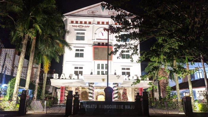 NATAL DI AMBON: Dua Pohon Natal Berdiri megah di kiri kanan pintu masuk Gedung Balai Kota Ambon, Jumat (2/11/2022).