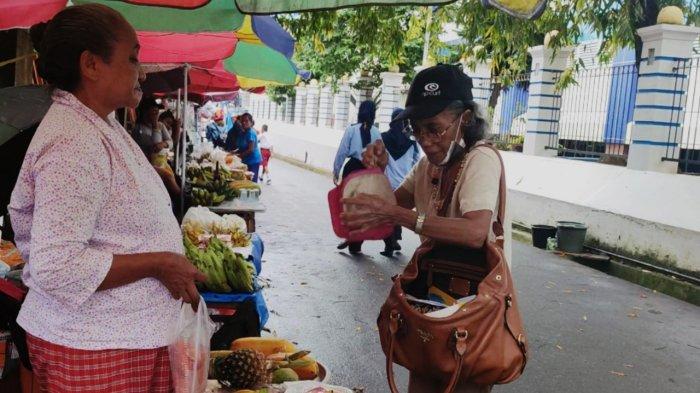 AMBON: Mama Papalele tengah melayani pelanggan di Lorong Kantor Pos, Kecamatan Sirimau, Kota Ambon, Rabu (2/11/2022).