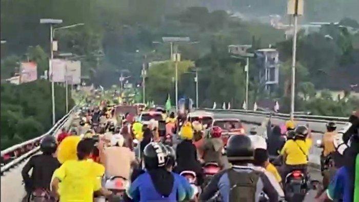 PIALA DUNIA: Massa konvoi Brasil di perimpangan Jalan Jembatan Merah Putih mengibarkan bendera tim kesayangan, Jumat (25/11/2022).