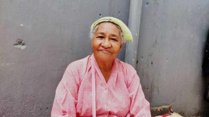 MAMA PAPALELE: Oma Femy, Pedagang buah asal Negeri Hatalai ini kerap menjajalkan dagangannya di kawasan Lorong Kantor Pos, Kecamatan Sirimau, Kota Ambon, Jumat (4/11/2022).