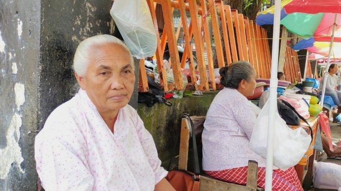 MAMA PAPALELE: Oma Net Latuheru ini seorang Mama Papalele dari Negeri Kilang dengan komoditi yang didagangkan, yakni buah. Kerap menjajalkan dagangannya di kawasan Lorong Kantor Pos, Kecamatan Sirimau, Kota Ambon, Jumat (4/11/2022)
