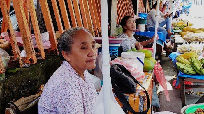 MAMA PAPALELE: Berasal dari Negeri Kilang, Oma Orpha de'Fretes ini seringkali berjualan di kawasan Lorong Kantor Pos, Kecamatan Sirimau, Kota Ambon, Jumat (4/11/2022).