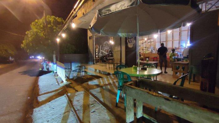 Trotoar caffee berlokasi di Jalan dr. Kayadoe, Keluharah Kudamati, Kota Ambon.