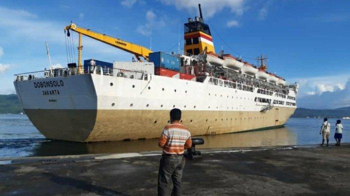 KM Dobonsolo berlabuh di Pelabuhan Yos Sudarso Ambon.