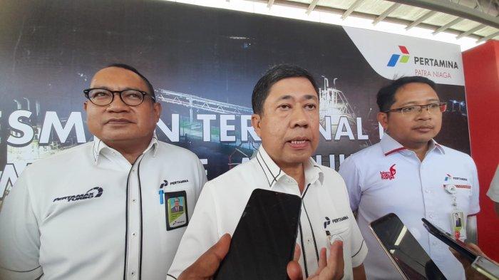 TERMINAL LPG WAYAME: Direktur Utama PT Pertamina Patra Niaga, Alfian Nasution saat diwawancarai usai meluncurkan secara resmi Terminal LPG Depo Wayame di Kota Ambon, Selasa (6/12/2022).