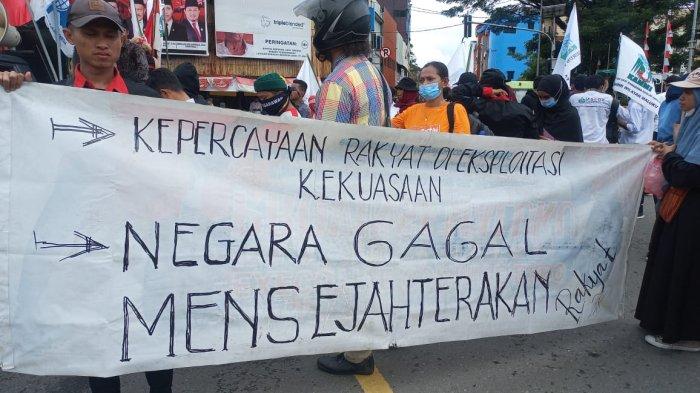 GERAMM demo menolak kenaikan BBM di perempatan Pos Kota Ambon, Kecamatan Sirimau, Ambon, Senin (12/9/2022)