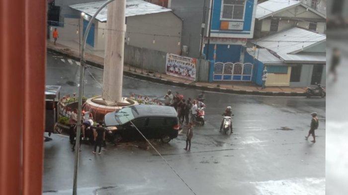 Insiden kecelakaan kembali terjadi di Tugu Trikora, Sirimau, Kota Ambon, Minggu (9/10/2022) sekitar pukul 05.30 WIT.