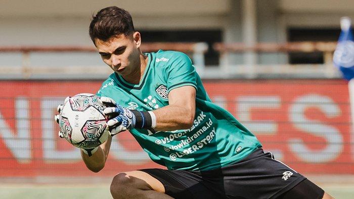 Kiper utama Bali United, Nadeo Argawinata memberikan komentarnya terkait peristiwa kartu merah yang didapatkanya di laga melawan Persib Bandung di Stadion GBLA, pada Selasa 23 Agustus 2022 lalu.