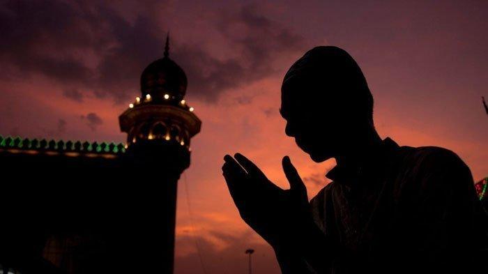 Ilustrasi umat muslim membaca doa qunut saat sholat subuh.