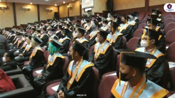 Tercatat sebanyak 889 mahasiswa yang di wisuda pada angkatang ke-49. Mereka yang telah berhasil menempuh perkuliahan berasal dari jenjang pendidikan Diploma, Strata satu dan hingga Strata dua.