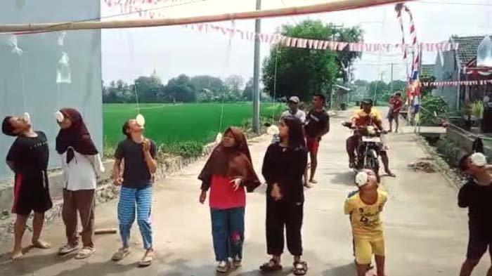 Anak-anak warga Perum Eternal Village, Desa Cengkong, Kecamatan Purwasari menunjukkan rivalitas yang tinggi, meski hanya lomba Makan Kerupuk di perayaan HUT ke-77 RI, Rabu (17/8/2022).