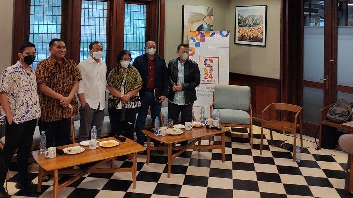 Mantan Wakil Ketua Umum DPP Partai Gerindra Arief Poyuono (Kiri kedua) mengungkap mengenai siapa sosok pengganti Presiden RI Joko Widodo (Jokowi), dengan menggunakan ramalan dari Jongko Jayabaya (Jongko Joyoboyo). Hal itu diungkapnya di Warung Upnormal saat menyelenggarakan diskusi bertajuk 'Mungkinkah Capres Teratas Versi Survei Berubah?'.