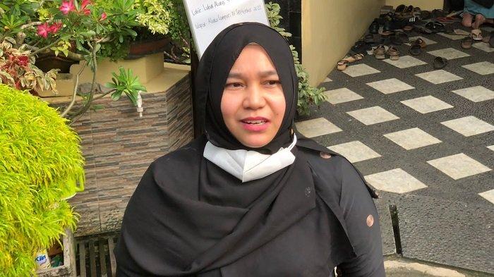 Armia Putriana, keponakan Ketua Dewan Pers Prof Dr Azyumardi Azra, memberikan keterangan di rumah duka di Perumahan Puri Laras 2, Ciputat, Tangerang Selatan, Minggu (18/9/2022).