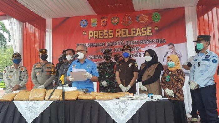 Badan Narkotika Nasional Kabupaten (BNNK) Karawang melakukan pemusnahan barang bukti narkotika jenis ganja sebesar 26 kilogram lebih di Plaza Pemkab Karawang, pada Kamis (14/10/2021).