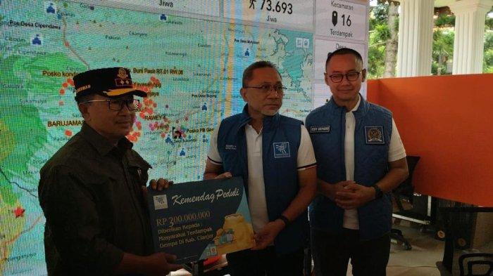 Menteri Perdagangan (Mendag) Mendag Zulkifli Hasan temui Bupati Cianjur Herman Suherman beri bantuan Rp 300 juta untuk korban gempa di Cianjur.
