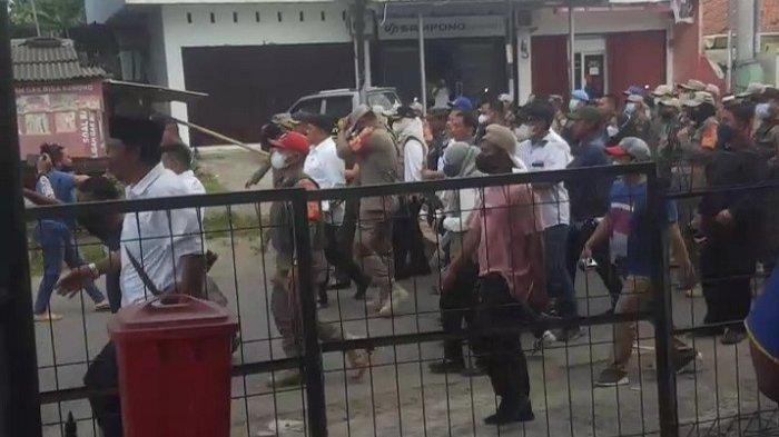 Rombongan Bupati Karawang, Cellica Nurrachadiana yakni Sekretaris Daerah Karawang Acep Jamhuri, Dandim 0604 Karawang Letkol Kav Makhdum Habiburrahman, Wakapolres Karawang Kompol Agoeng Ramadhani, hingga Kepala Kejaksaan Negeri Karawang Martha Parulina Berliana, dilempari batu dan petasan saat ikut serta merelokasi Pedagang Pasar Rengasdengklok, Desa Rengasdengklok Utara, Kecamatan Rengasdengklok, Kabupaten Karawang, Rabu (7/12/2022). (TribunBekasi.com/Muhammad Azzam)