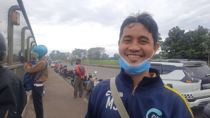 Sutikno (37) buruh pabrik di Purwakarta tak sabar menanti libur lebaran Idul Fitri 2022 karena ia ingin merayakan hari raya bersama keluarga.