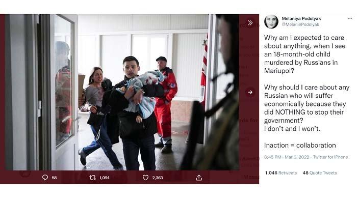 Foto Fedor dan Marina berusaha menyelamatkan putra mereka, Cyril yang baru berusia 18 bulan, viral di dunia maya. Banyak warganet mengutuk aksi militer Rusia saat melihat foto ini.