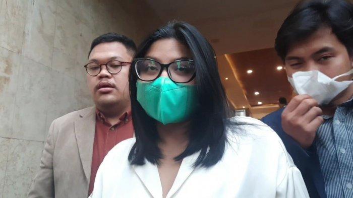 Konten kreator porno Dea OnlyFans tiba di Polda Metro Jaya untuk wajib melapor Senin (28/3/2022) (Desy Selviany)Â