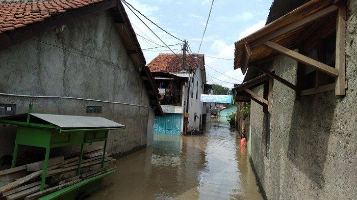 Kawasan Teluk Pucung, Bekasi Utara, salah satu dari sejumlah kawasan di Kota Bekasi yang terdampak banjir kiriman dari Kali Bekasi yang meluap, yang diketahui akibat naiknya tinggi muka air Sungai Cileungsi-Cikeas, Sabtu (31/10/2021).