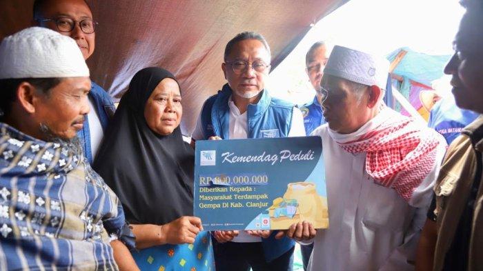 Menteri Perdagangan (Mendag) Zulkifli Hasan (Zulhas) temui pengungsi gempa bumi Cianjur, Jawa Barat, Minggu (27/11/2022).