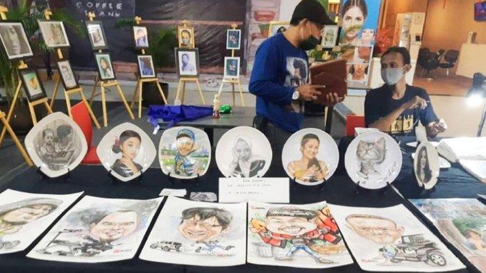 Jadikan piring sebagai media untuk melukis, itulah yang dilakukan Bagus Dian Margian (35). Warta Kota berkesempatan menemui Bagus di rumah kontrakannya di kawasan Kavling Al-Ikhlas, Jalan Rawa Bugel, Kelurahan Margamulya, Kecamatan Bekasi Utara, Kota Bekasi, Jumat (15/7/2022).