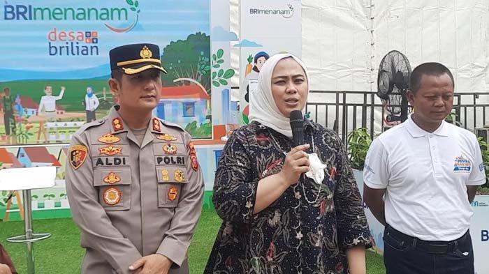 Bupati Karawang, Cellica Nurrachadiana, dan Kapolres Karawang, AKBP Aldi Subartono, menghadiri pembukaan Pesta Rakyat Simpedes Bank BRI di Lapangah Galuh Mas, Karawang, Jumat (5/8/2022). Cellica mengapresiasi acara ini karena memberikan hiburan bagi masyarakat sekaligus menggeliatkan perekonomian daerah.