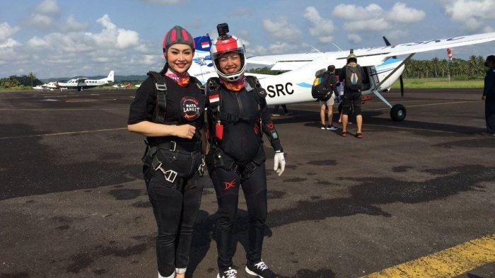 Ratna Listy bersama pelatih terjun payung internasional dari Indonesia, Naila Novaranti.