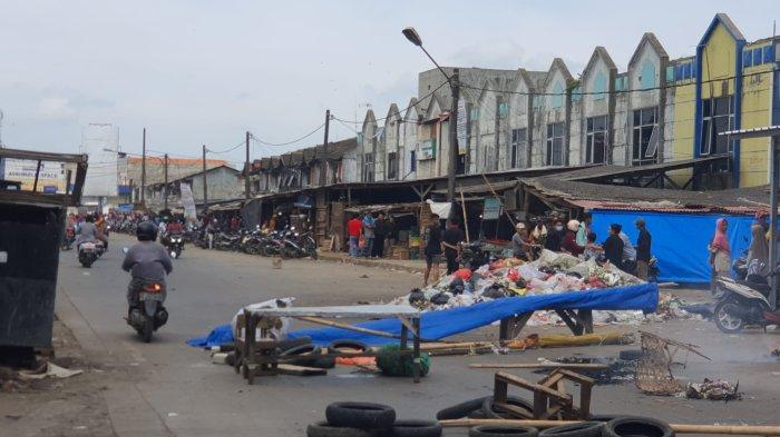 Pemerintah Kabupaten Karawang, Jawa Barat kembali melakukan upaya relokasi pedagang Pasar Rengasdengklok, Kabupaten Karawang, pada Rabu (7/12/2022). Terjadi kericuhan saat melakukan upaya relokasi pedagang Pasar Rengasdengklok.