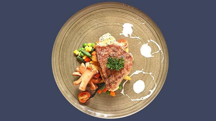 American Mix Grilled adalah salah satu menu rekomendasi Chef Hotel Santika Premiere Bintaro pada bulan Juni 2022.