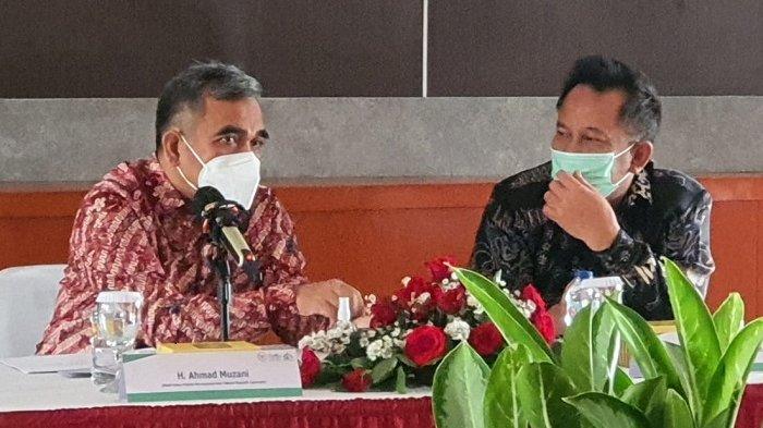 Sekjen Partai Gerindra yang juga Wakil Ketua MPR, Ahmad Muzani (Kiri), menghadiri Forum Group Discusion yang diselenggarakan SMA Darul Hikam, Bandung, Jawa Barat, Selasa (21/9/2021).