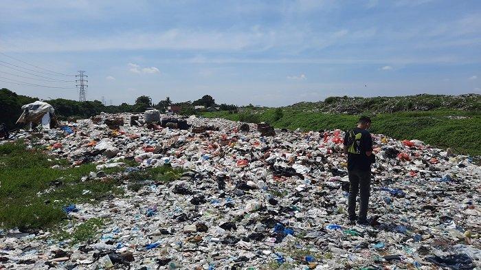TPS liar di bantaran Kali CBL, Desa Sumberjaya, Kecamatan Tambun Selatan, Kabupaten Bekasi.