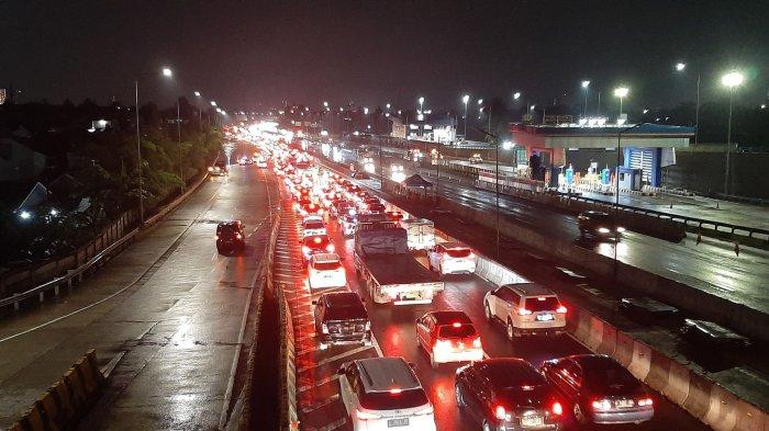 Tol BSD KM8 kembali terendam banjir pasca hujan deras yang mengguyur Tangsel sekitarnya, Jumat (15/7/2022) sore.