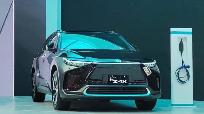 Toyota bZ4X adalah SUV listrik berkapasitas 5 penumpang, dengan desain futuristik dari luar sampai dalam.