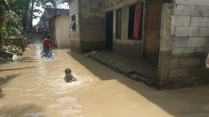 Kampung Gabus, Desa Sriamur, Kecamatan Tambun Utara, turut menjadi salah satu wilayah di Kabupaten Bekasi yang terdampak banjir kiriman, Sabtu (30/10/2021).