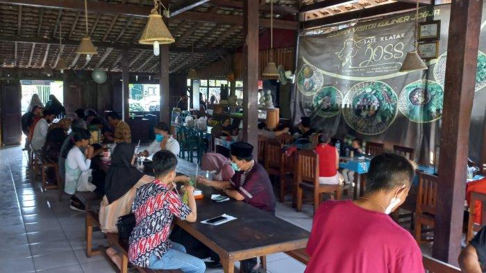 Pengunjung menikmati hidangan di warung makan Sate Klatak Joss di Jalan Imogiri Barat KM 7,3 Sewon, Bantul, Yogyakarta.
