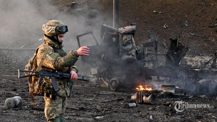 Anggota layanan Ukraina terlihat di lokasi pertempuran dengan kelompok penyerang Rusia di ibukota Ukraina, Kyiv, pada pagi hari 26 Februari 2022, menurut personel layanan Ukraina di tempat kejadian. - Tentara Ukraina memukul mundur serangan Rusia di ibu kota, kata militer pada 26 Februari setelah Presiden Volodymyr Zelensky yang membangkang bersumpah bahwa negaranya yang pro-Barat tidak akan ditundukkan oleh Moskow. Ini dimulai pada hari ketiga sejak pemimpin Rusia Vladimir Putin melancarkan invasi skala penuh yang telah menewaskan puluhan orang, memaksa lebih dari 50.000 orang meninggalkan Ukraina hanya dalam 48 jam dan memicu kekhawatiran akan konflik yang lebih luas di Eropa. (Photo by Sergei SUPINSKY / AFP)