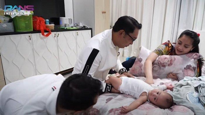 Tangkapan layar Ridwan Kamil mengganti baju Rayyanza Malik Ahmad