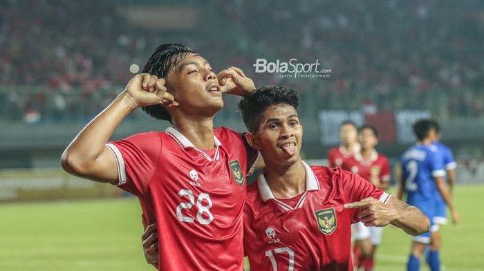 Rabbani Tasnim Siddiq dan Subhan Fajri, merayakan gol pembuka skor Timnas U-19 Indonesia melawan Filipina di Grup A Piala AFF U-19 2022, di Stadion Patriot Candrabhaga, Bekasi, Jumat (8/7/2022).