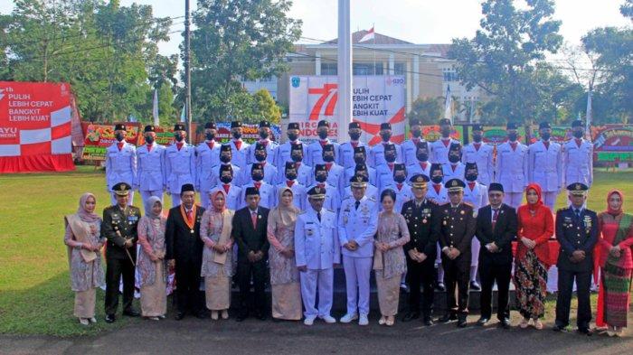 Bupati Belitung, Sahani Saleh dan Wakil Bupati Belitung, Isyak Meirobie, beserta jajaran Forkopimda berfoto bersama tim Paskibraka pada Rabu (17/8/2022).