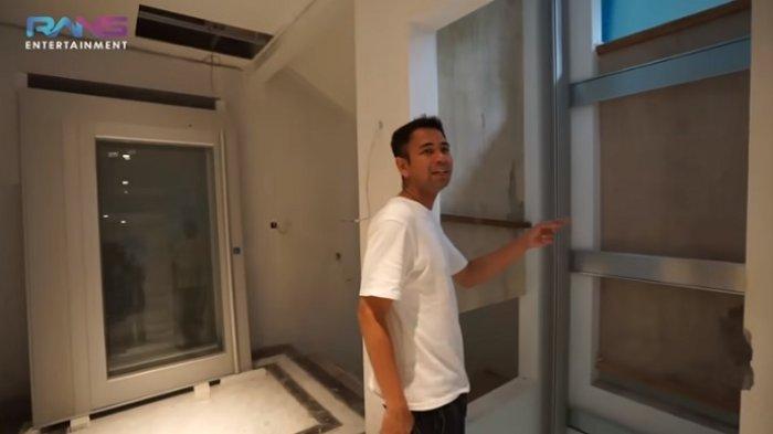 Raffi Ahmad memperlihatkan progress pemasangan lift penumpang