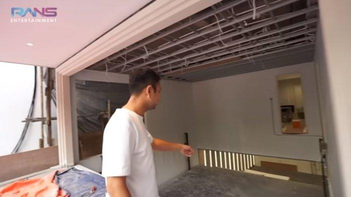 Raffi Ahmad memperlihatkan progress lift mobilnya yang sudah dapat beroperasi
