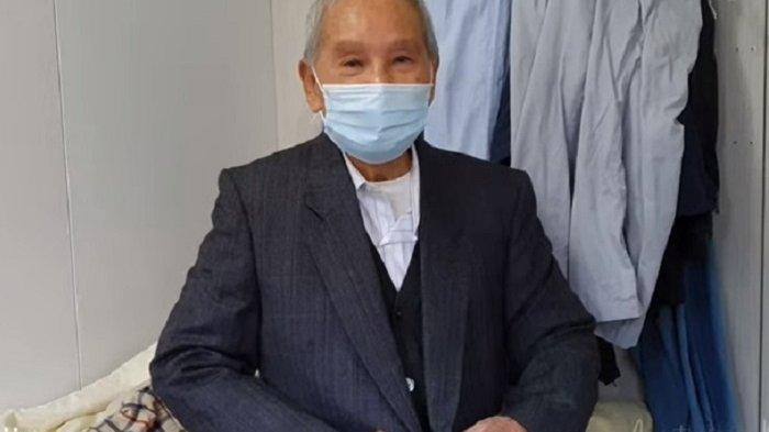 Mbah saat bersiap mengenakan jas hitam untuk merayakan ulang tahun