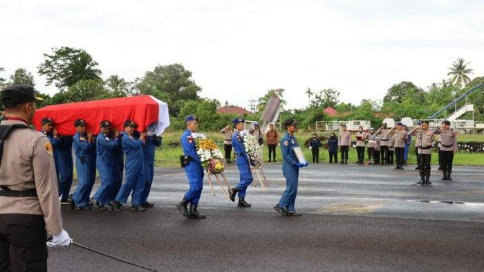 Jenazah kru helikopter NBO 105/P-1103 milik Baharkam Polri yang jatuh di pelairan Belitung Timur, Provinsi Bangka Belitung, Aiptu Anumerta Joko Mudo, dipulangkan pada Jumat (2/11/2022) pagi.