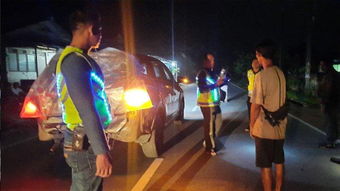 Satlantas Polres Bangka Barat, menghadari kedua sopir saat olah TKP di Jalan Raya Desa Sinar Manik, Kecamatan Jebus, Kabupaten Bangka Barat, Jumat (2/12/2022) malam.