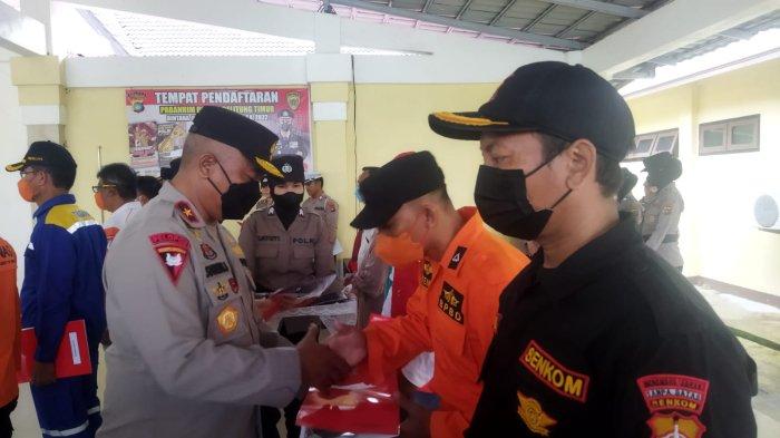 Kepala Badan Pemelihara Keamanan (Kabaharkam) Polri Komjen Pol Arief Sulistyanto, diwakili Wakapolda Kepulauan Bangka Belitung Brigjen Pol Sugeng Suprijanto, memberikan pengarahan kepada 30 perwakilan unsur SAR pencarian Helikopter NBO-105/P-1103. Sabtu (3/12/2022).