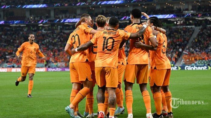 Penyerang Belanda Cody Gakpo (kedua dari kanan) merayakan dengan rekan satu timnya setelah dia mencetak gol selama pertandingan sepak bola Grup A Piala Dunia 2022 Qatar antara Senegal dan Belanda di Stadion Al-Thumama di Doha pada 21 November 2022.